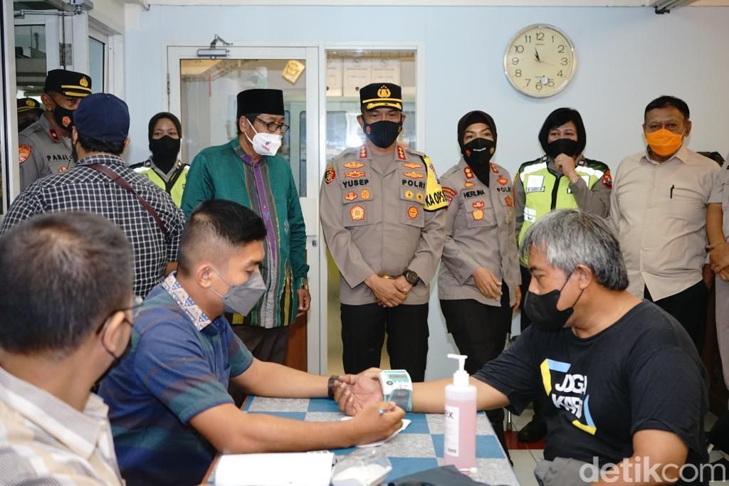 Kapolrestabes Surabaya meninjau vaksinasi booster berhadiah motor di Masjid Al Akbar Surabaya