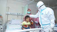 Kasad Jenderal TNI Dudung Abdurrachman menangis saat bersama Vano (5), salah satu putra tercinta Alm Sertu Eka, Babinsa Kp. Meagaima Ramil 1702-05/Kurulu Kodim 1702/JWY yang menjadi korban pembunuhan OTK di Papua. (Dok. Dispenad)