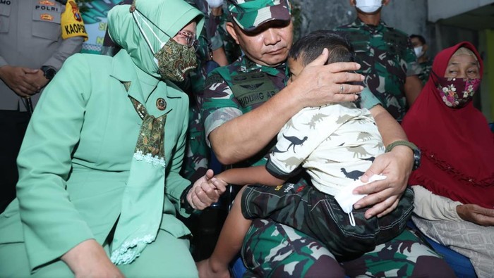 Kasad Jenderal TNI Dudung Abdurrachman menangis saat bersama Vano (5), salah satu putra tercinta Alm Sertu Eka, Babinsa Kp. Meagaima Ramil 1702-05/Kurulu Kodim 1702/JWY yang menjadi korban pembunuhan OTK di Papua. (Dok. Dispenad) Kasad Jenderal TNI Dudung Abdurrachman menangis saat bersama Vano (5), salah satu putra tercinta Alm Sertu Eka, Babinsa Kp. Meagaima Ramil 1702-05/Kurulu Kodim 1702/JWY yang menjadi korban pembunuhan OTK di Papua. (Dok. Dispenad)