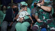 Tangis Jenderal Dudung Saat Kunjungi Anak Sertu Eka Korban KKB Papua