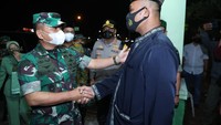Selain itu, dia juga berkomitmen untuk membantu adik Sertu Eka untuk bisa masuk menjadi prajurit TNI. Untuk adik Almarhum Sertu Eka akan kita bantu masuk Taruna Akademi Militer, sehingga diharapkan kelak dapat menjadi tumpuan keluarga membantu adik-adiknya, kata Dudung dalam keterangannya, Selasa (5/4/2022). (Dok. Dispenad)