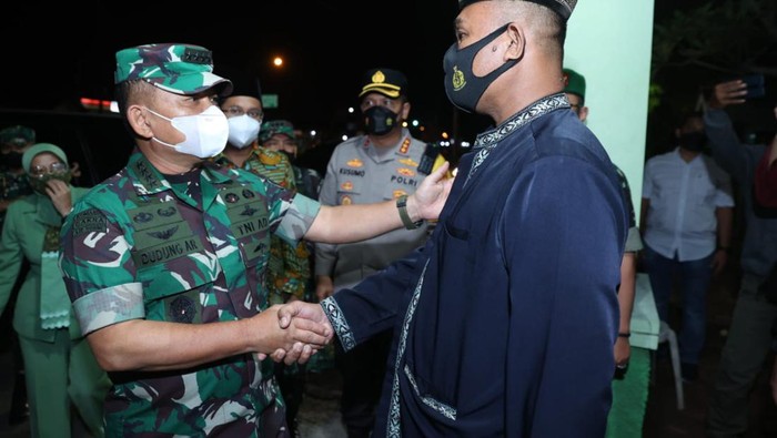 Kasad Jenderal TNI Dudung Abdurrachman menangis saat bersama Vano (5), salah satu putra tercinta Alm Sertu Eka, Babinsa Kp. Meagaima Ramil 1702-05/Kurulu Kodim 1702/JWY yang menjadi korban pembunuhan OTK di Papua. (Dok. Dispenad) Kasad Jenderal TNI Dudung Abdurrachman menangis saat bersama Vano (5), salah satu putra tercinta Alm Sertu Eka, Babinsa Kp. Meagaima Ramil 1702-05/Kurulu Kodim 1702/JWY yang menjadi korban pembunuhan OTK di Papua. (Dok. Dispenad)