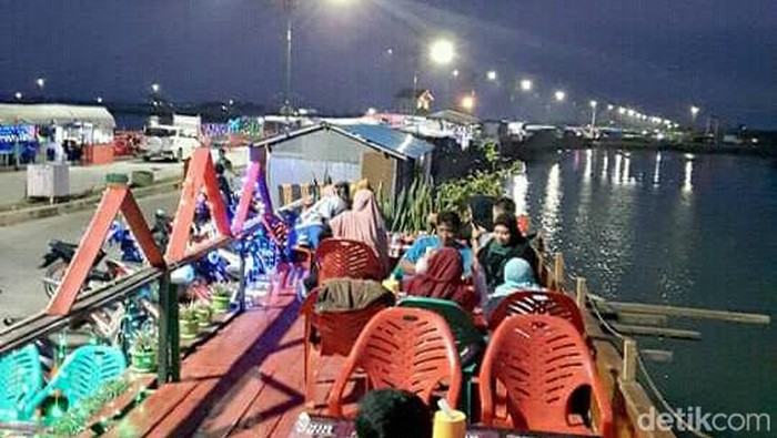 Kawasan Jalan Lingkar Timur, Palopo, Sulsel menjadi salah satu lokasi favorit untuk ngabuburit dan berburu takjil saat bulan Ramadan.