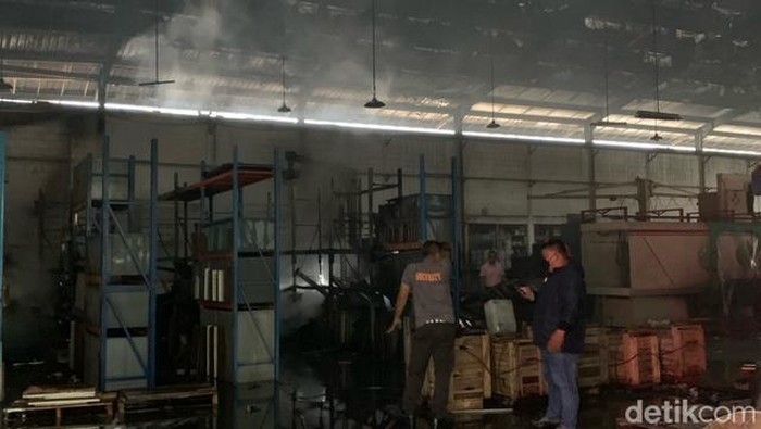 Kebakaran pabrik di Karawang.