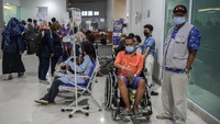 Petugas menyatakan, kebakaran di lantai lima RSUD Bandung Kiwari yang berasal dari alat pengendali udara atau Air Handling Unit (AHU) tersebut membuat sejumlah pasien harus di evakuasi. ANTARA FOTO/Raisan Al Farisi