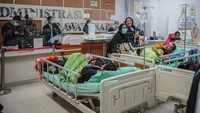 Sejumlah pasien di evakuasi di ruang administrasi akibat kebakaran yang terjadi di Rumah Sakit Umum Daerah (RSUD) Bandung Kiwari di Kopo, Bandung, Jawa Barat, Selasa (5/4/2022). ANTARA FOTO/Raisan Al Farisi.