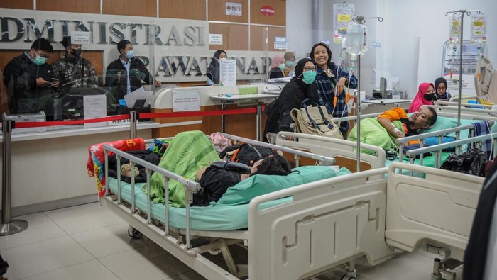 Sejumlah pasien di evakuasi di ruang tunggu akibat kebakaran yang terjadi di Rumah Sakit Umum Daerah (RSUD) Bandung Kiwari di Kopo, Bandung, Jawa Barat, Selasa (5/4/2022). Petugas menyatakan, kebakaran di lantai lima RSUD Bandung Kiwari yang berasal dari alat pengendali udara atau Air Handling Unit (AHU) tersebut membuat sejumlah pasien harus di evakuasi.  ANTARA FOTO/Raisan Al Farisi/hp.