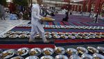 Buka Bersama di Pakistan, Ramai-ramai Lesehan Menyantap Nasi Mandhi
