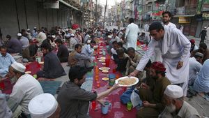 Buka Bersama di Pakistan, Ramai-ramai Lesehan Menyantap Nasi Mandhi