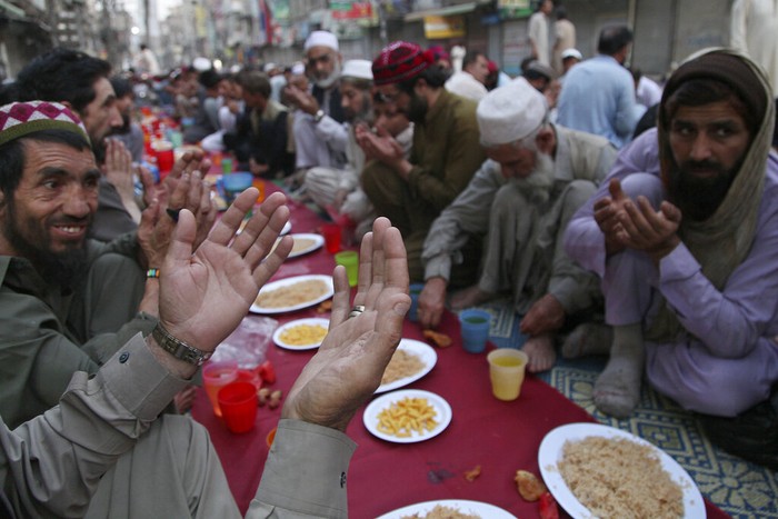 Umat muslim berbuka bersama dengan lesehan di halaman masjid hingga di jalanan Karachi, Pakistan. Kebersamaan terlihat dari penyajian yang egaliter dengan gaya lesehan.