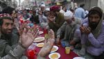 Buka Bersama di Pakistan, Ramai-ramai Lesehan Menyantap Nasi Mandhi