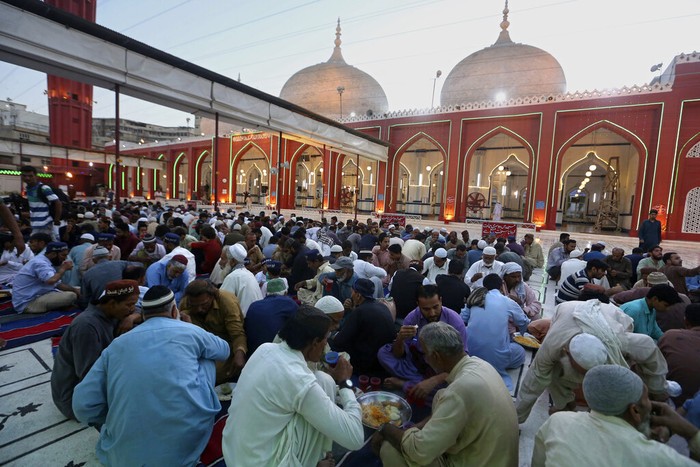 Umat muslim berbuka bersama dengan lesehan di halaman masjid hingga di jalanan Karachi, Pakistan. Kebersamaan terlihat dari penyajian yang egaliter dengan gaya lesehan.