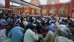 Buka Bersama di Pakistan, Ramai-ramai Lesehan Menyantap Nasi Mandhi