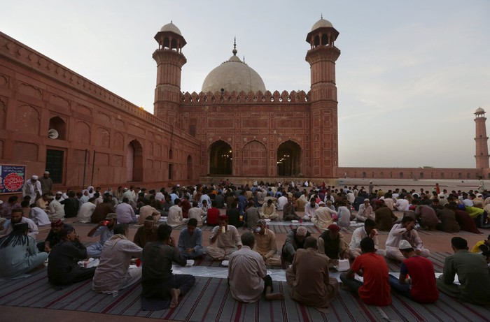 Keindahan Masjid Tua di Lahore, Makin Lengkap Saat Buka Puasa Bersama Masjid Badashi menjadi salah satu ikon di Lahore, Pakistan. Dibangun tahun 1671, masjid ini sangat populer terutama saat Ramadan, warga berbuka puasa di halaman masjidnya.