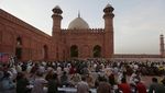 Keindahan Masjid Tua di Lahore, Makin Lengkap Saat Buka Puasa Bersama