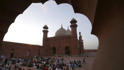 Keindahan Masjid Tua di Lahore, Makin Lengkap Saat Buka Puasa Bersama