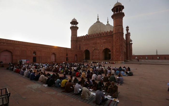 Keindahan Masjid Tua di Lahore, Makin Lengkap Saat Buka Puasa Bersama Masjid Badashi menjadi salah satu ikon di Lahore, Pakistan. Dibangun tahun 1671, masjid ini sangat populer terutama saat Ramadan, warga berbuka puasa di halaman masjidnya.