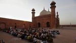 Keindahan Masjid Tua di Lahore, Makin Lengkap Saat Buka Puasa Bersama