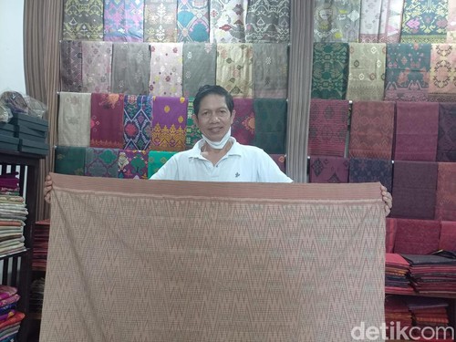 Keistimewaan kain tenun asal Bali ini dibanderol jutaan rupiah