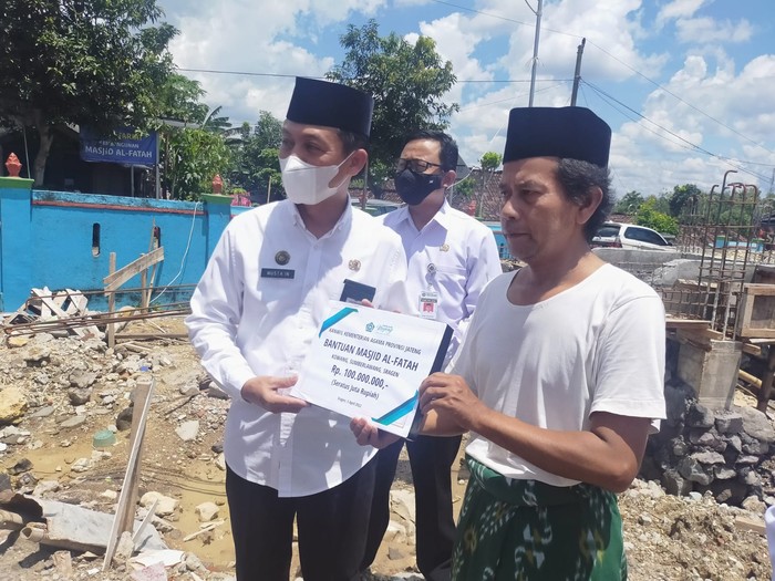 Kepala Kanwil Kemenag Jateng Mustain Ahmad menyerahkan bantuan kepada panitia pembangunan Masjid Al-Fatah di Dusun Kowang, Ngargotirto, Sumberlawang, Selasa (5/4/2022).