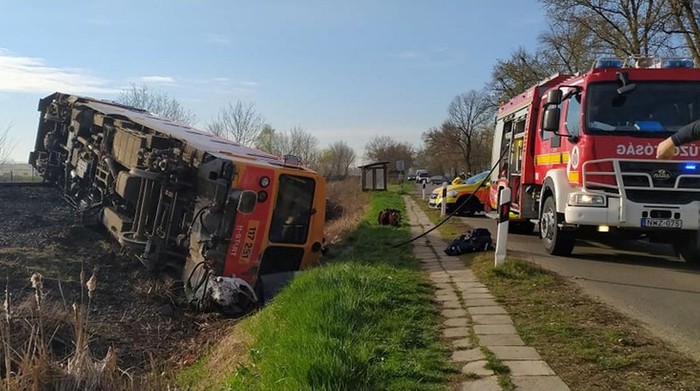 Kecelakaan kereta terjadi di Hongaria, Selasa (5/4). Kecelakaan terjadi setelah sebuah mobil pick-up melaju ke rel di persimpangan yang menyebabkan kereta tergelincir.
