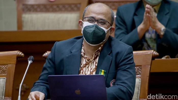 Ketua IDI dr. Adib Khumaidi, SpOT. Profile Ketua IDI dr. Adib Khumaidi, SpOT. saat rapat dengar pendapat di DPR RI