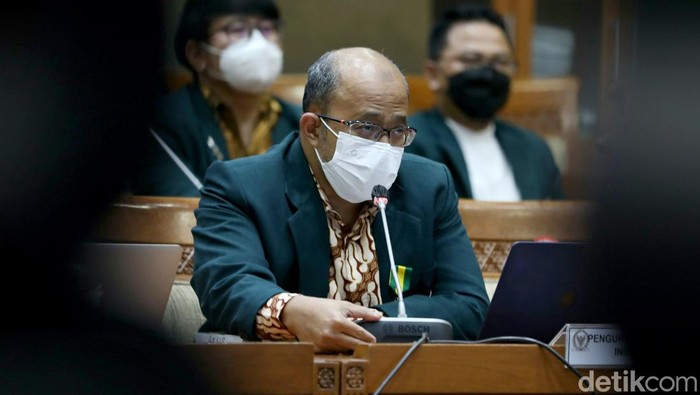 Profile Ketua IDI dr. Adib Khumaidi, SpOT. saat rapat dengar pendapat di DPR RI