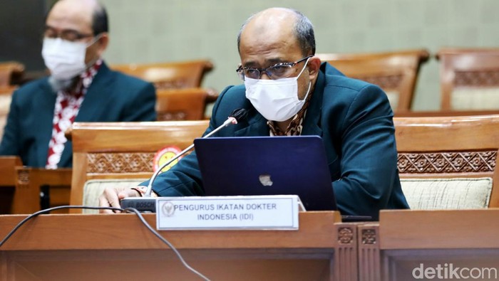 Profile Ketua IDI dr. Adib Khumaidi, SpOT. saat rapat dengar pendapat di DPR RI