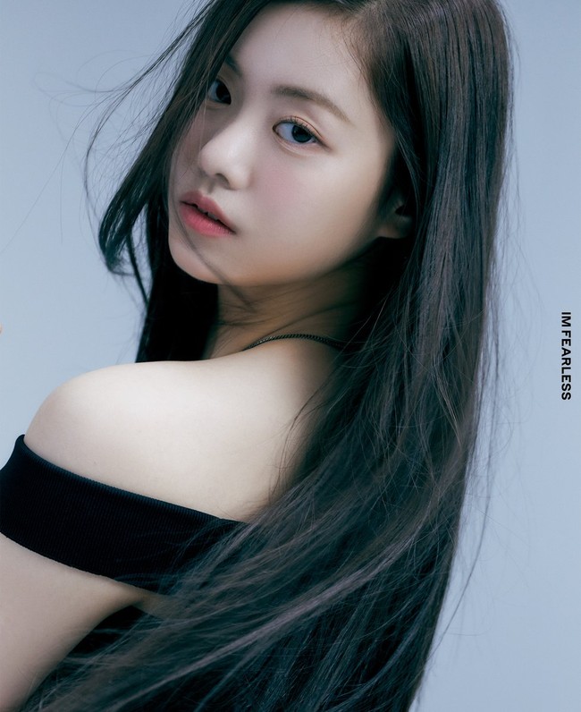 Kim Garam diumumkan sebagai personel kedua LE SSERAFIM pada 5 April 2022. Di hari yang sama, dia tersandung kontroversi dan dituduh sebagai pelaku bully, merokok, hingga meminum alkohol saat SMP. Foto: dok. Twitter @le_sserafim