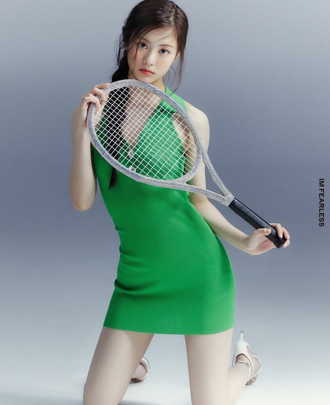 Agensi mengingatkan penggemar untuk tidak membuat spekulasi, karena termasuk pencemaran nama baik. Kim Garam LE SSERAFIM juga masih di bawah umur. Foto: dok. Twitter @le_sserafim