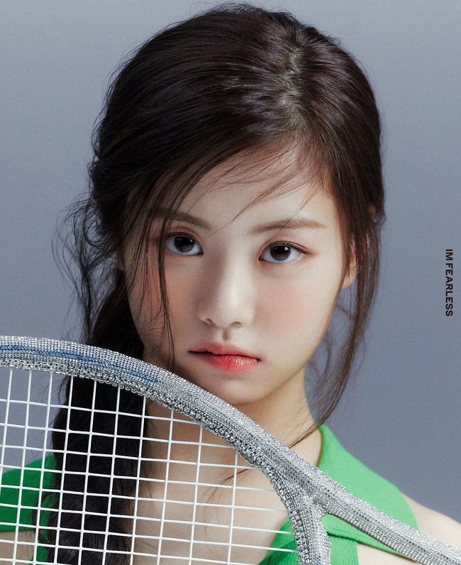 Kim Garam hanya bertahan selama 18 hari usai debut bersama Chaewon, Kazuha, Yunjin, Sakura, dan Eunchae. Pelantun ‘Sour Grapes’ itu dituduh sebagai pelaku perundungan di bangku SMP. Pada 2022, HYBE menegaskan bahwa Kim Garam sebenarnya hanya membela temannya yang menjadi korban perundungan. Foto: dok. Twitter @le_sserafim