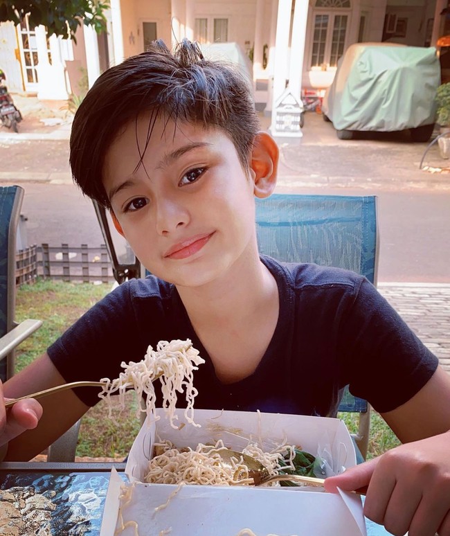 Setiap unggahan foto-foto King Faaz pasti selalu dibanjiri komentar positif dari para netizen. Tak sedikit yang terpesona dan memuji paras tampan dari King Faaz. Penampilannya itu yang membuat King Faaz banyak diidolakan oleh kaum hawa sekalipun dirinya masih kecil. Foto: Instagram