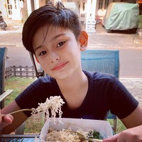 Setiap unggahan foto-foto King Faaz pasti selalu dibanjiri komentar positif dari para netizen. Tak sedikit yang terpesona dan memuji paras tampan dari King Faaz. Penampilannya itu yang membuat King Faaz banyak diidolakan oleh kaum hawa sekalipun dirinya masih kecil. Foto: Instagram