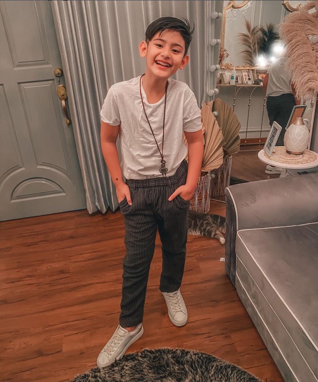 Tampil simpel mengenakan kaos putih dan celana panjang garis-garis seperti ini, penampilan King Faaz terlihat begitu mempesona. Ditambah dengan senyumnya yang manis, King Faaz berhasil bikin netizen jadi klepek-klepek. Foto: Instagram