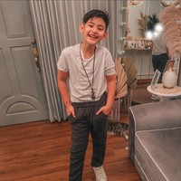 Tampil simpel mengenakan kaos putih dan celana panjang garis-garis seperti ini, penampilan King Faaz terlihat begitu mempesona. Ditambah dengan senyumnya yang manis, King Faaz berhasil bikin netizen jadi klepek-klepek. Foto: Instagram