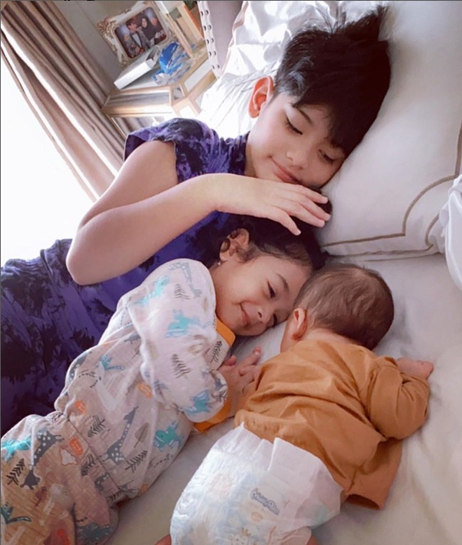 Jadi anak yang paling besar, King Faaz terlihat dekat dan begitu menyayangi kedua adiknya. Seperti yang terlihat dalam foto ini, ketika King Faaz sedang berbaring bersama kedua adiknya. Foto: Instagram