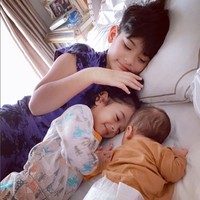 Jadi anak yang paling besar, King Faaz terlihat dekat dan begitu menyayangi kedua adiknya. Seperti yang terlihat dalam foto ini, ketika King Faaz sedang berbaring bersama kedua adiknya. Foto: Instagram