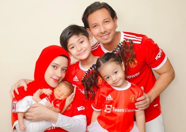 Berfoto bersama keluarga, Fairuz A Rafiq, Sony Septian dan ketiga anaknya tampak begitu kompak dengan sama-sama mengenakan jersey berwarna merah. Foto: Instagram
