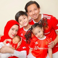 Berfoto bersama keluarga, Fairuz A Rafiq, Sony Septian dan ketiga anaknya tampak begitu kompak dengan sama-sama mengenakan jersey berwarna merah. Foto: Instagram