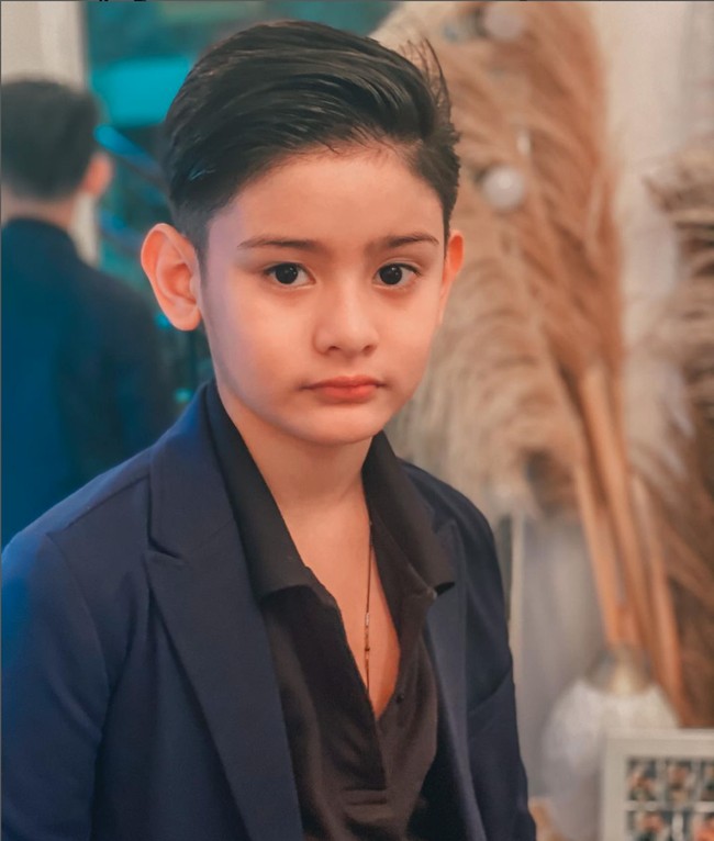 Putra Fairuz A Rafiq bersama mantan suaminya, Galih Ginanjar semakin mencuri perhatian. Kini sudah beranjak dewasa, King Faaz semakin terlihat tampan dan mempesona. Foto: Instagram