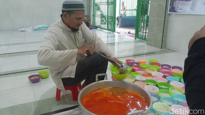 Lebih dari seabad bubur India menjadi makanan khas berbuka di Masjid Jami Pekojan Semarang.