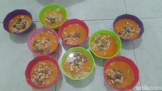 Lebih dari seabad bubur India menjadi makanan khas berbuka di Masjid Jami Pekojan Semarang.