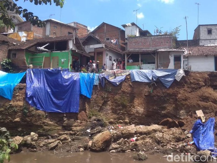 Lima rumah di Malang longsor