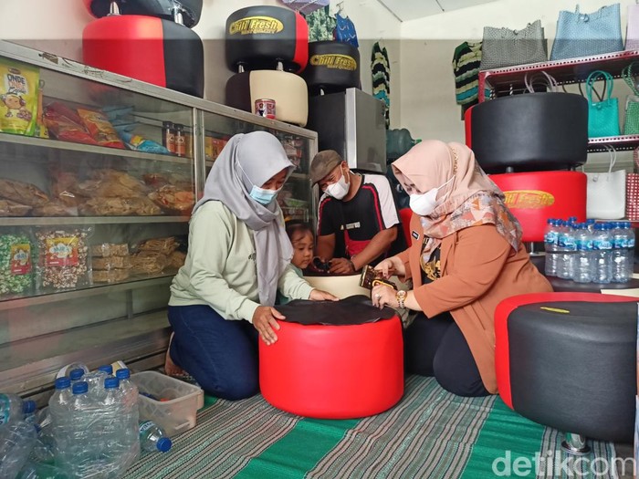 Lisdyarita saat melihat produk sofa