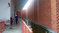 Selain tak berkubah, masjid ini juga tak memiliki menara. Karena rentan terjadi angin kumbang di sana. (Bonauli/detikcom)