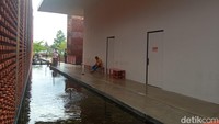 Di Mesir dan Istanbul model masjid dari batu bata sudah ada sejak zaman kuno. Perkawinan budaya Indonesia terlihat dari penggunaan bata merah peninggalan Sunan di Jawa Barat. (Bonauli/detikcom)