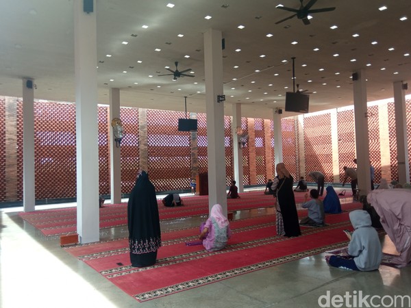 Bagian dalam masjid ini sungguh teduh dan sejuk. Angin semilir masuk ke dalam ruang salat lewat celah batu bata. (Bonauli/detikcom)