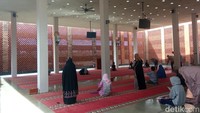 Bagian dalam masjid ini sungguh teduh dan sejuk. Angin semilir masuk ke dalam ruang salat lewat celah batu bata. (Bonauli/detikcom)