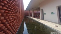 Masjid ini dihiasi dengan kolam air di sekelilingnya. Suasananya jadi tambah sejuk. (Bonauli/detikcom)