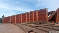 Dari luar, masjid ini tampak seperti dinding batu bata saja. (Bonauli/detikcom)